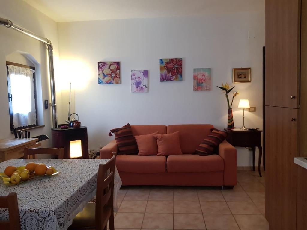 uma sala de estar com um sofá e uma mesa em Casa Lorica M&S em Lorica