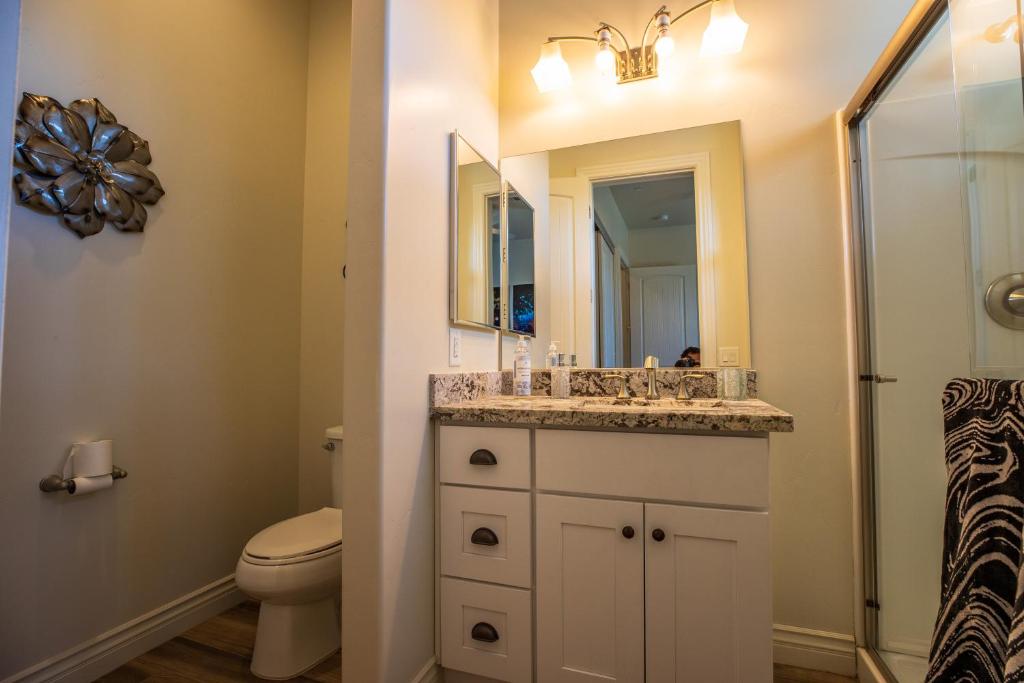 Vannituba majutusasutuses 3400 SqFt House W/40Ft Heated Pool/Spa- Strip View