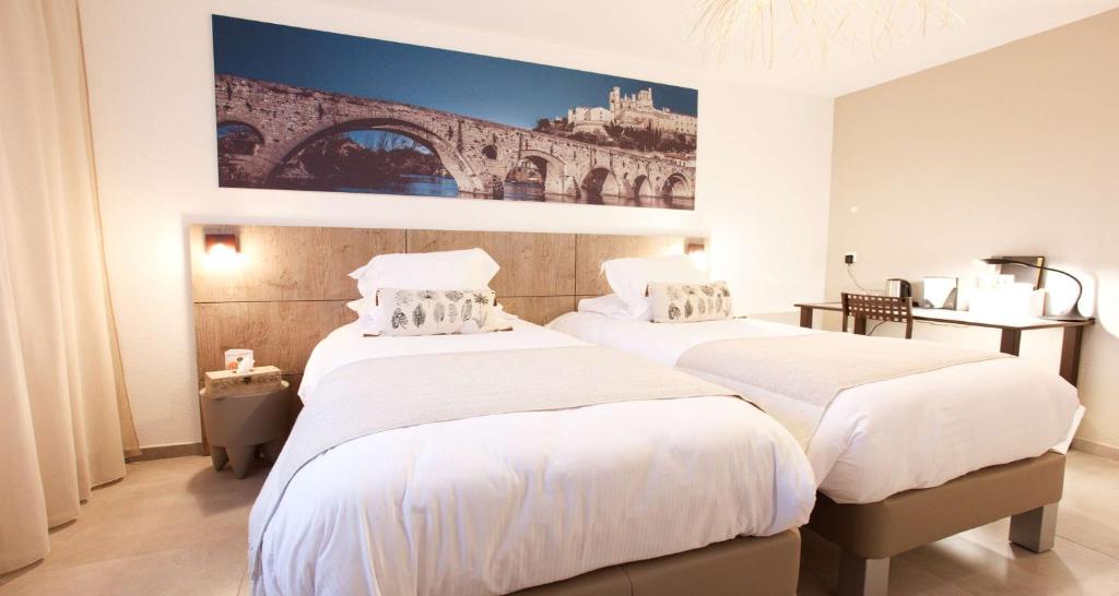 Postel nebo postele na pokoji v ubytování Sure Hotel by Best Western Beziers Le Monestie