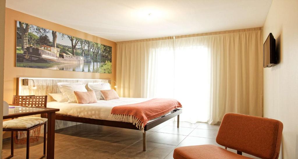 Postel nebo postele na pokoji v ubytování Sure Hotel by Best Western Beziers Le Monestie