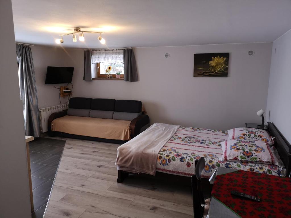Un pat sau paturi într-o cameră la Domek Widokówka