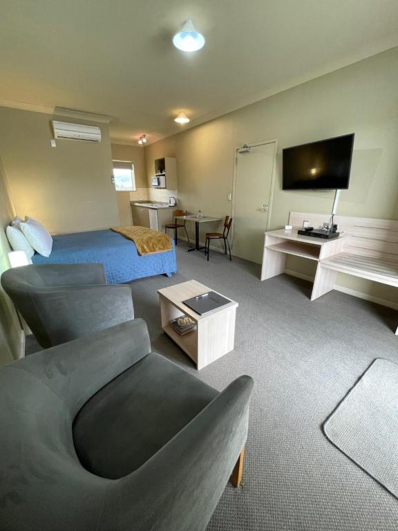 TV a/nebo společenská místnost v ubytování Sierra Motel and Apartments