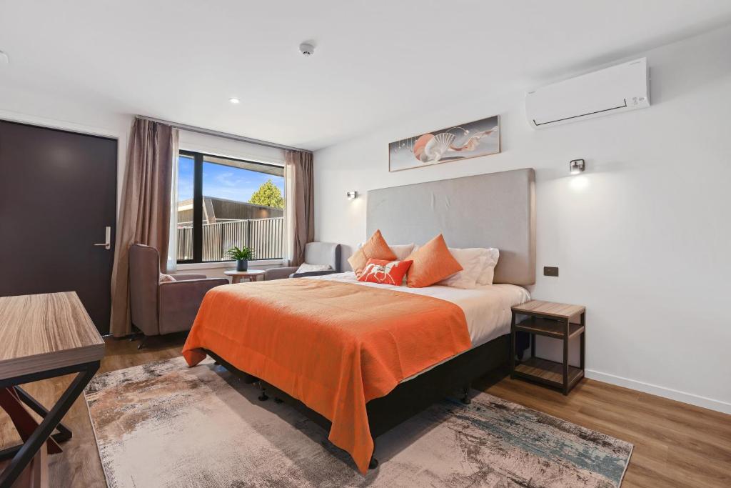 Golden Hotel - Deluxe King Room
