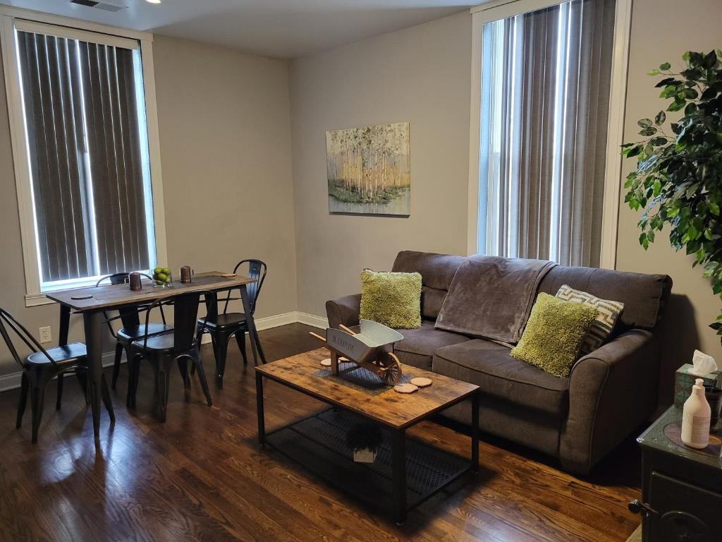 uma sala de estar com um sofá e uma mesa em Modern style and comfort near UC em Cincinnati