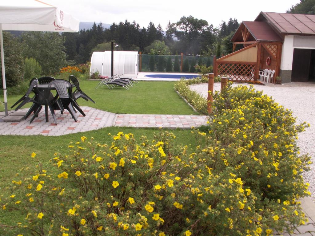 Vonkajšia záhrada v ubytovaní Hotel Lesní dům