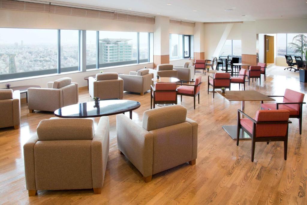 Posezení v ubytování ANA Crowne Plaza Kobe by IHG