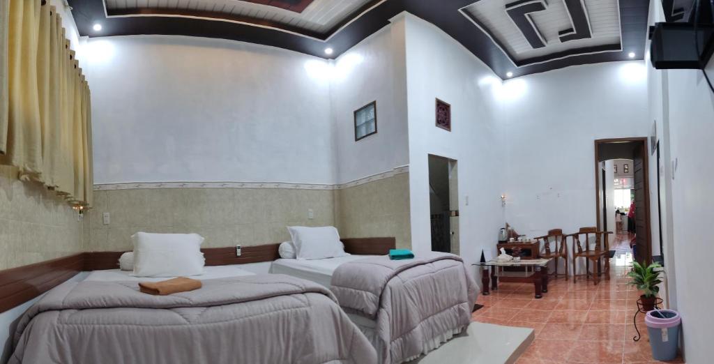 a bedroom with two beds in a room at Kana Hasya Homestay "Rumoh Jamee" in Meulaboh