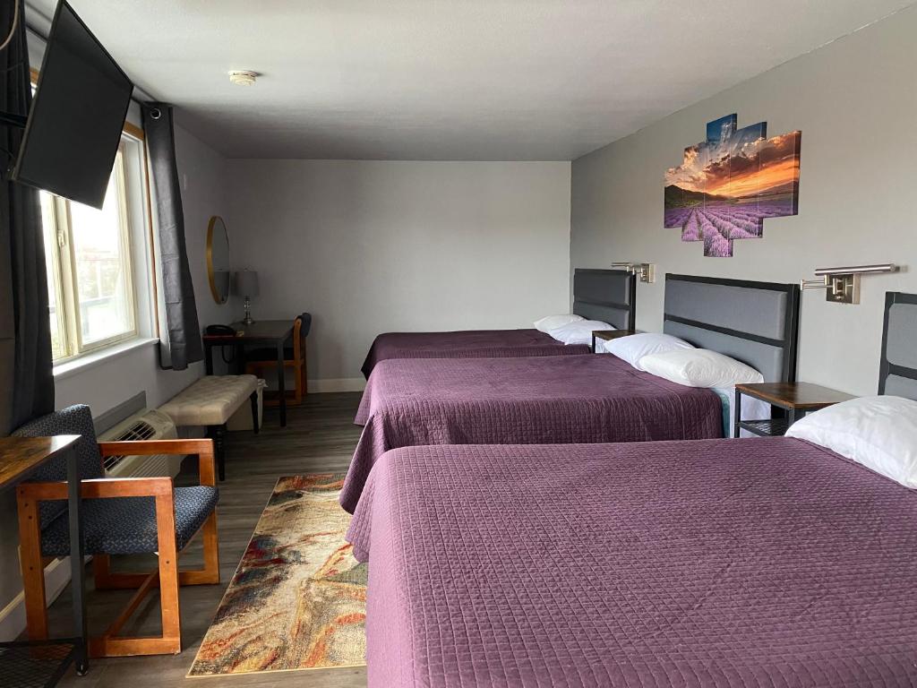 Postel nebo postele na pokoji v ubytování Aircrest Motel