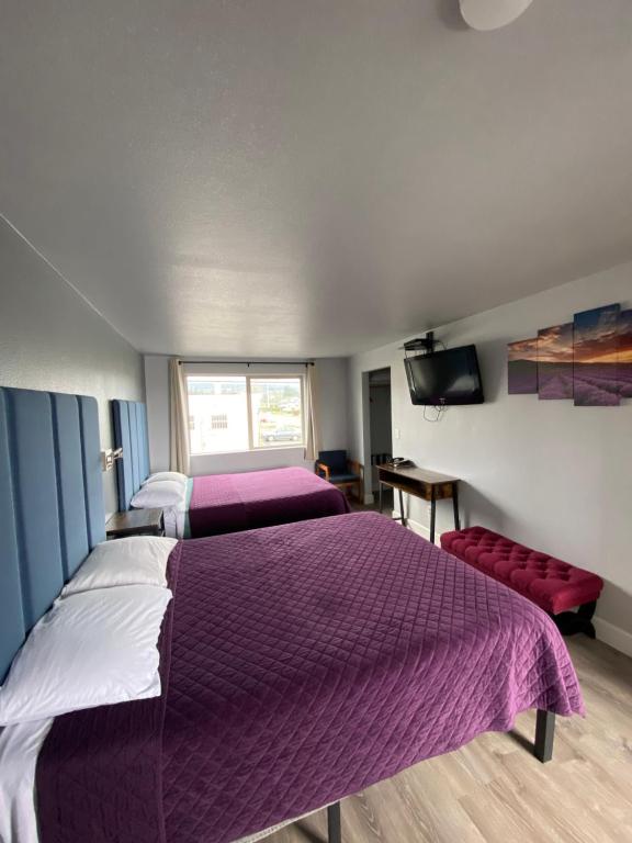 Postel nebo postele na pokoji v ubytování Aircrest Motel