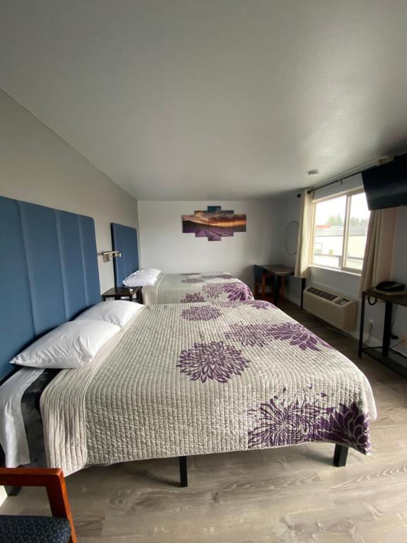 Postel nebo postele na pokoji v ubytování Aircrest Motel