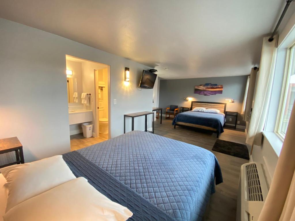 Pokój hotelowy z łóżkiem i łazienką w obiekcie Aircrest Motel w mieście Port Angeles