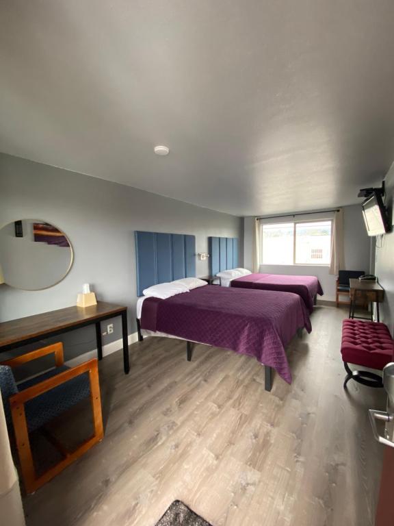 Postel nebo postele na pokoji v ubytování Aircrest Motel