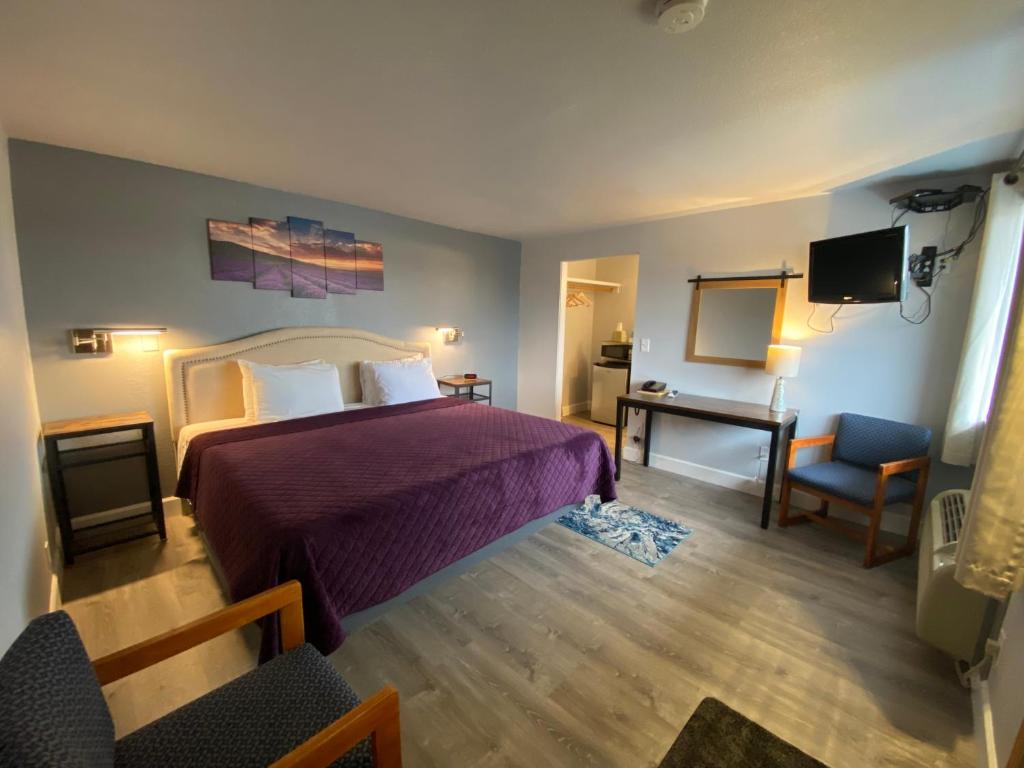 TV a/nebo společenská místnost v ubytování Aircrest Motel