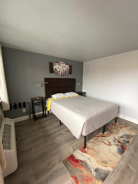 Postel nebo postele na pokoji v ubytování Aircrest Motel