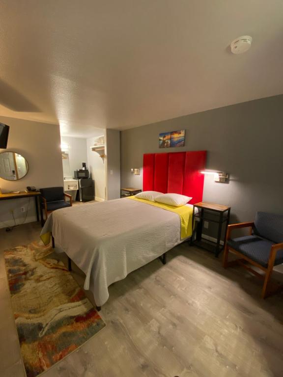 Postel nebo postele na pokoji v ubytování Aircrest Motel