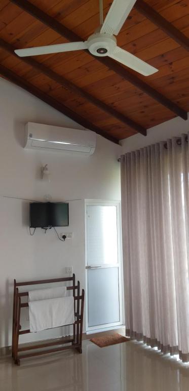 TV a/nebo společenská místnost v ubytování Mahaweli King's Villa