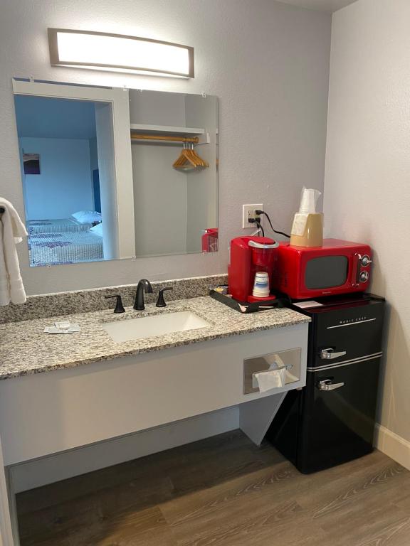 Kuchyň nebo kuchyňský kout v ubytování Aircrest Motel