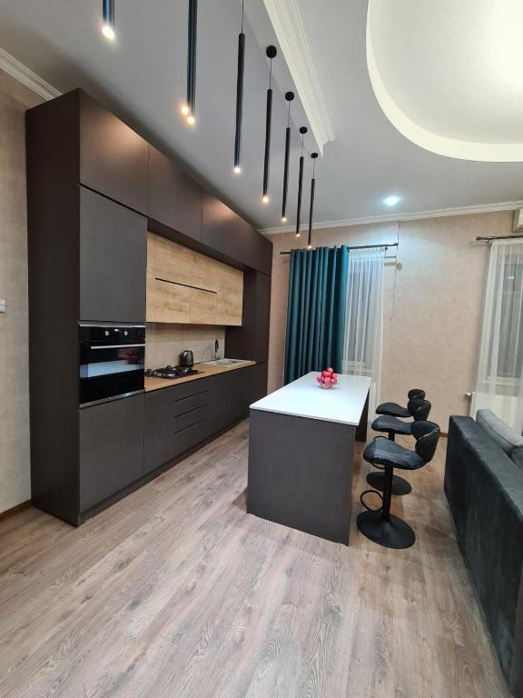 Kuchyň nebo kuchyňský kout v ubytování Nino's Cosy Apartment