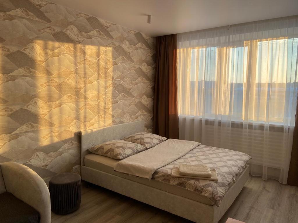 ウシンスクにあるАпартаменты на Нефтяников, 50の小さなベッドルーム(ベッド1台、窓付)