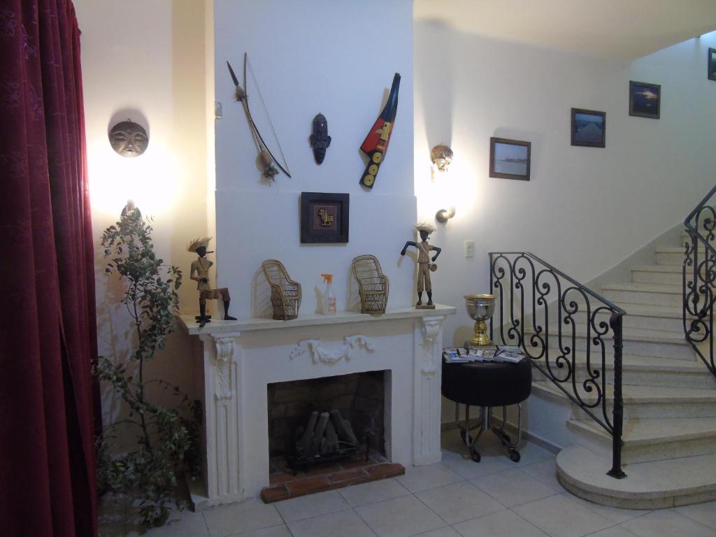 uma sala de estar com lareira e uma escada em Casamundocba em Córdova