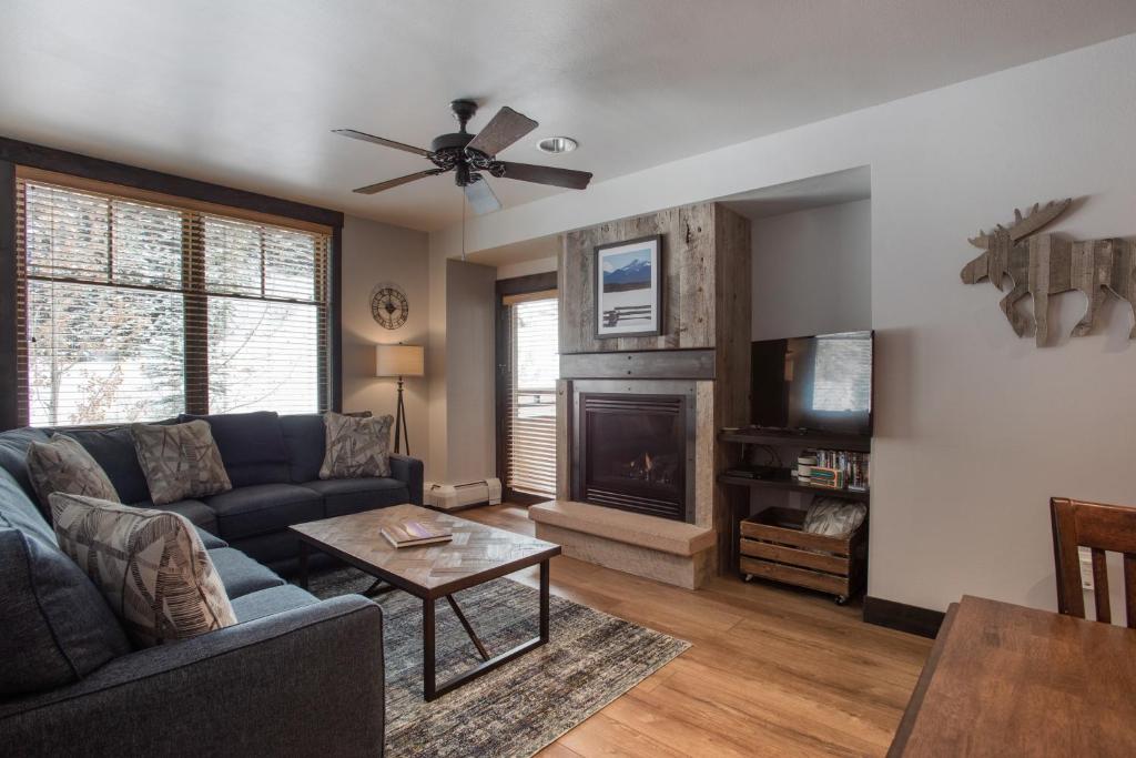 Cozy Zephyr Mountain Lodge condo with sweeping views of Arapahoe
