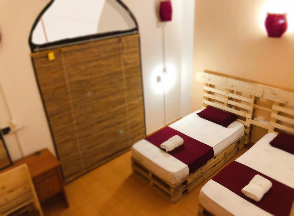 Seconds Hostel - Colombo - Twin Room With Shared Bathroom