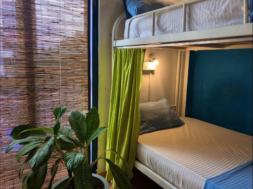 Un pat sau paturi într-o cameră la Seconds Colombo