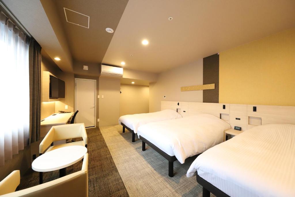 Postel nebo postele na pokoji v ubytování Smile Hotel Kanazawa Nishiguchi Ekimae