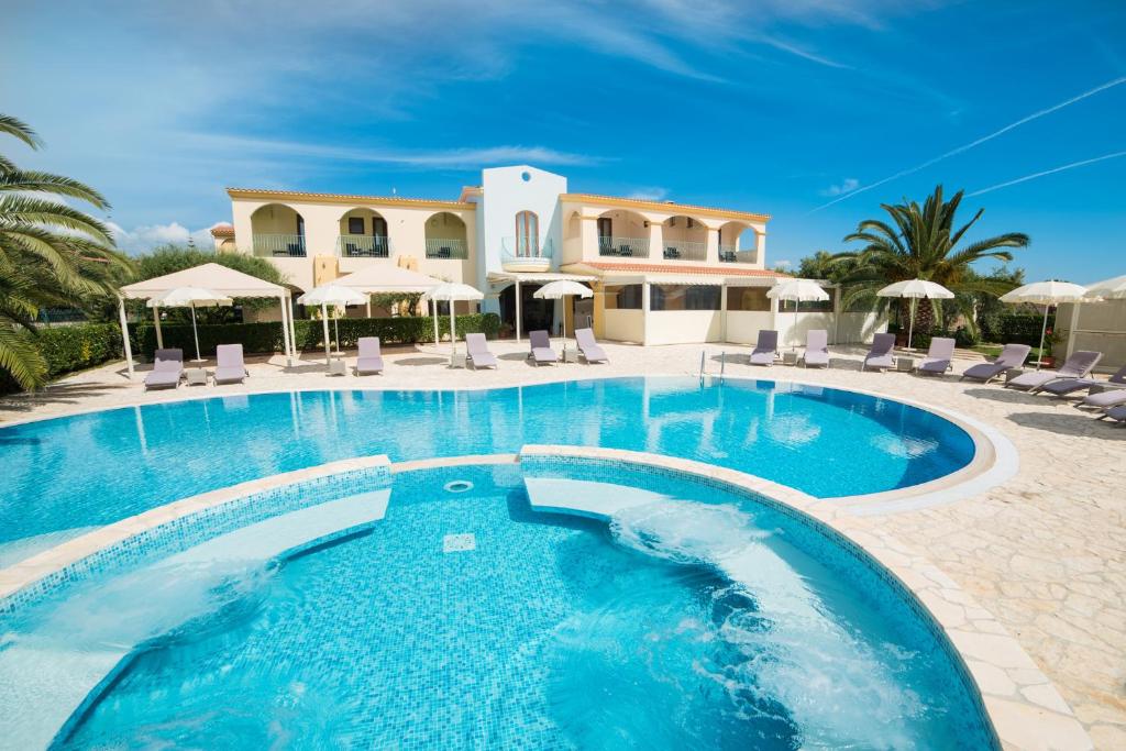 a swimming pool in front of a villa at Hotel Ristorante Il Vascello in Costa Rei