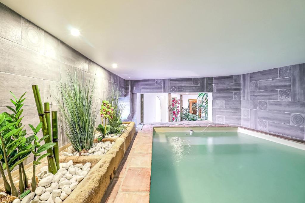 Swimming pool sa o malapit sa La Vermeillade Appartement Privé