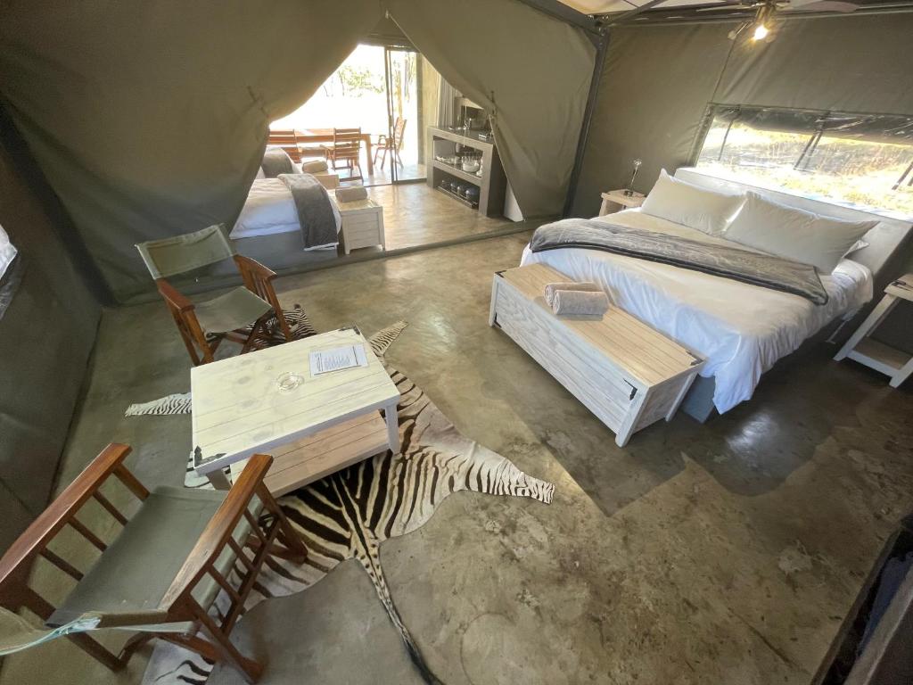 Postel nebo postele na pokoji v ubytování Newburg Lodge & Luxury Bush Tents, Elements Private Golf Reserve
