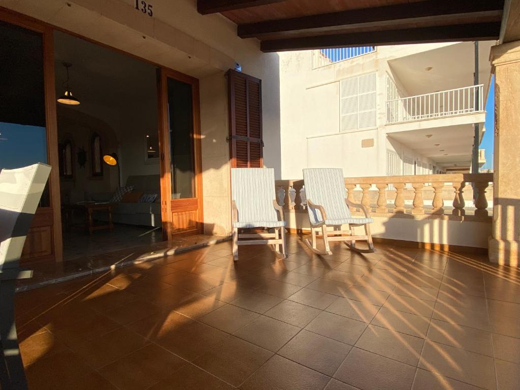 Posezení v ubytování "Es Vell Marí" Casa en primera línea con vistas al mar, parking privado y WiFi