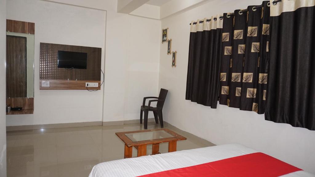 Televízia a/alebo spoločenská miestnosť v ubytovaní Happy Stay, Panchgani
