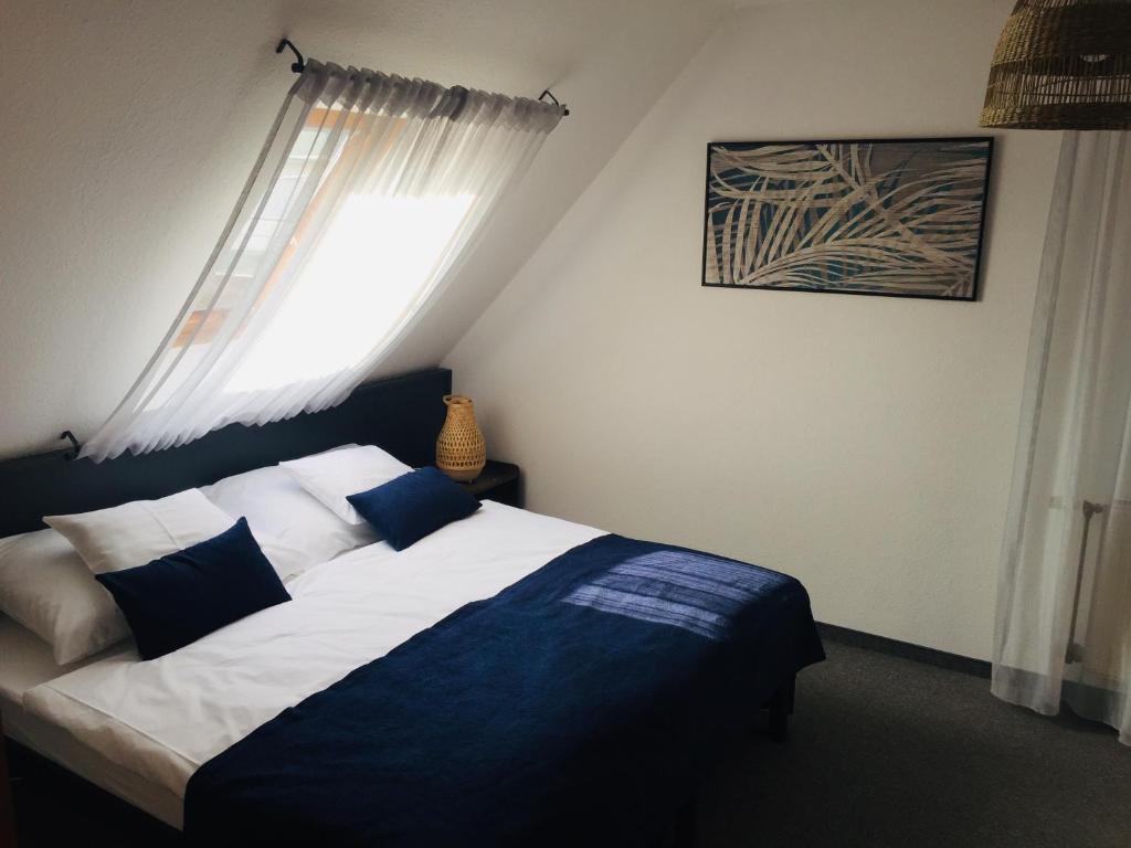 Łóżko lub łóżka w pokoju w obiekcie Jonathan Bed&Pizza