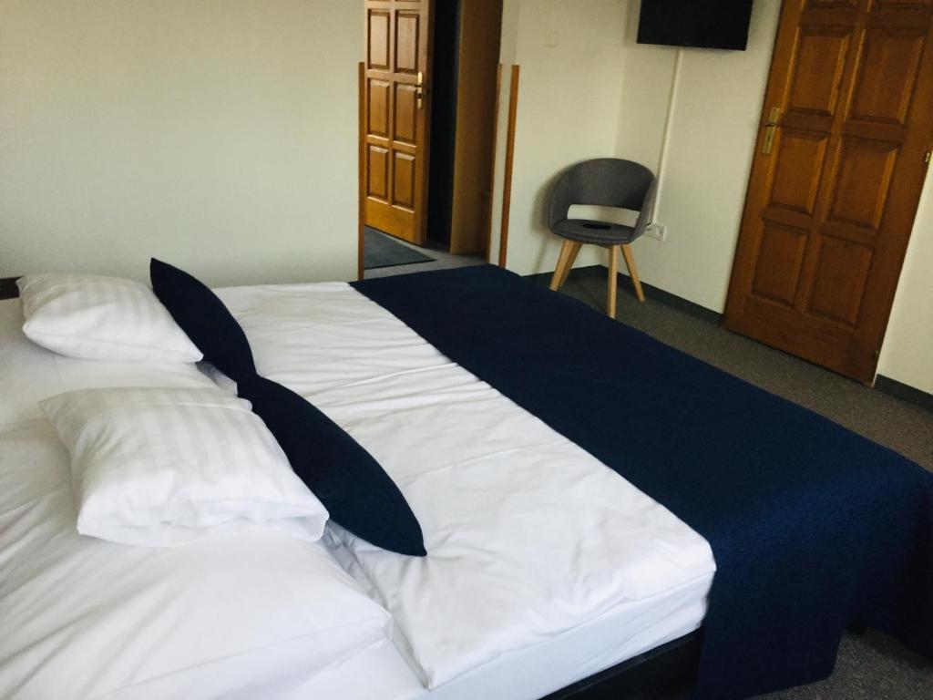 Łóżko lub łóżka w pokoju w obiekcie Jonathan Bed&Pizza