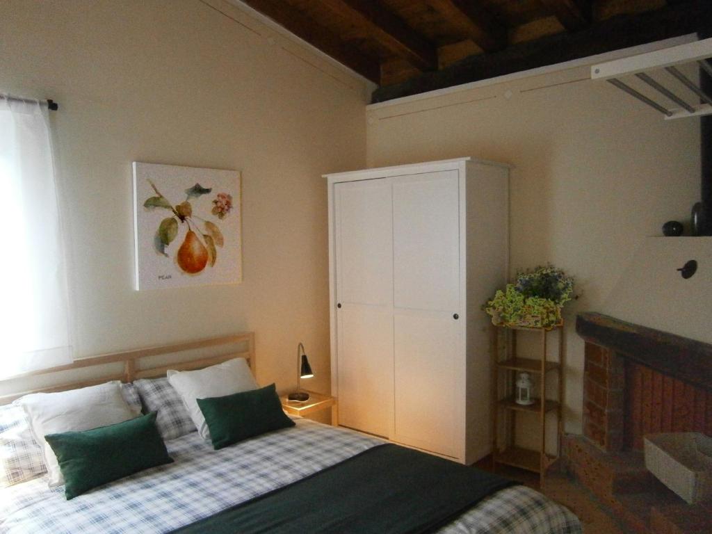 A bed or beds in a room at Il Bosco di Campo Marzano green & sky