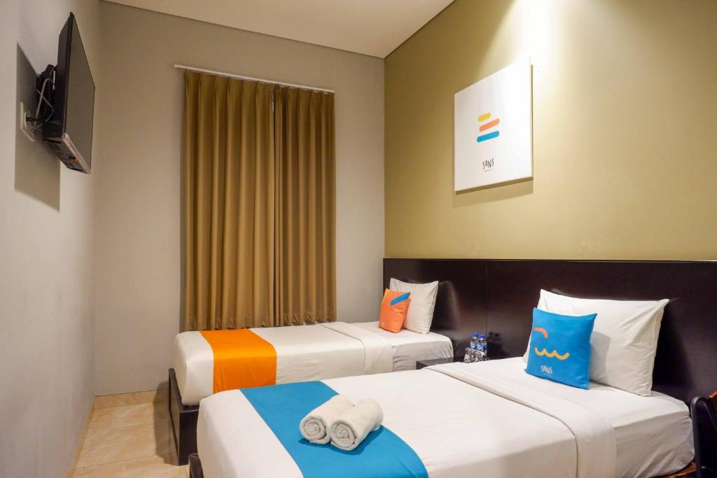 Sans Hotel Empress Simpang Lima - Deluxe Twin Room