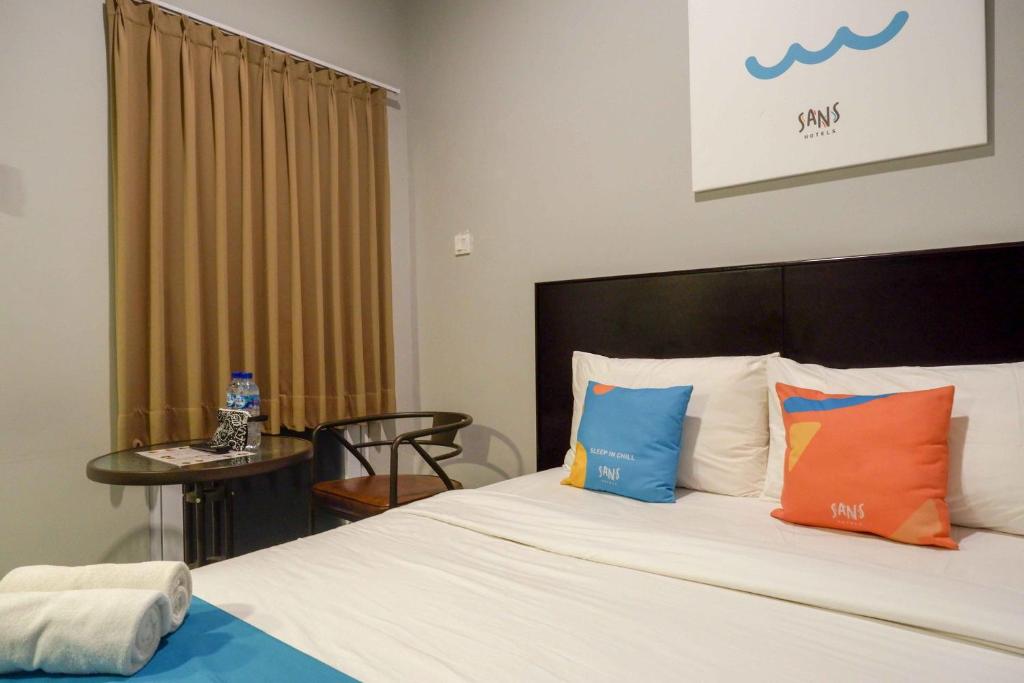Sans Hotel Empress Simpang Lima - Deluxe Room