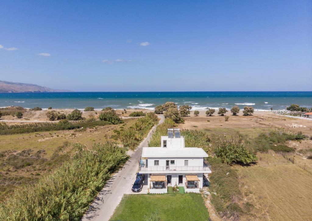 uma vista aérea de uma casa branca na praia em SEA BREEZE APARTMENTS em Kolymvari