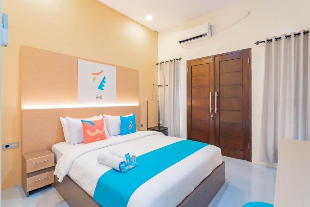 Postel nebo postele na pokoji v ubytování Sans Resort Parung Bogor