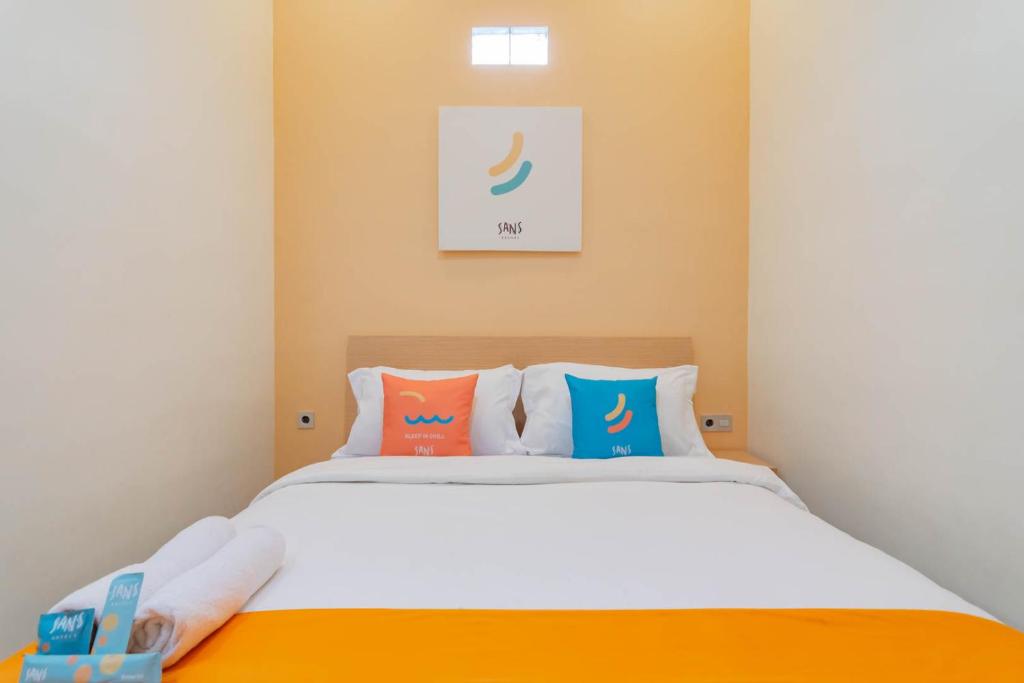 Postel nebo postele na pokoji v ubytování Sans Resort Parung Bogor