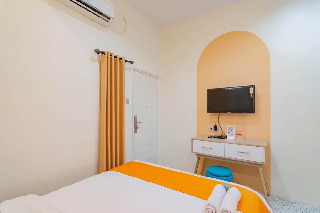 Postel nebo postele na pokoji v ubytování Sans Resort Parung Bogor