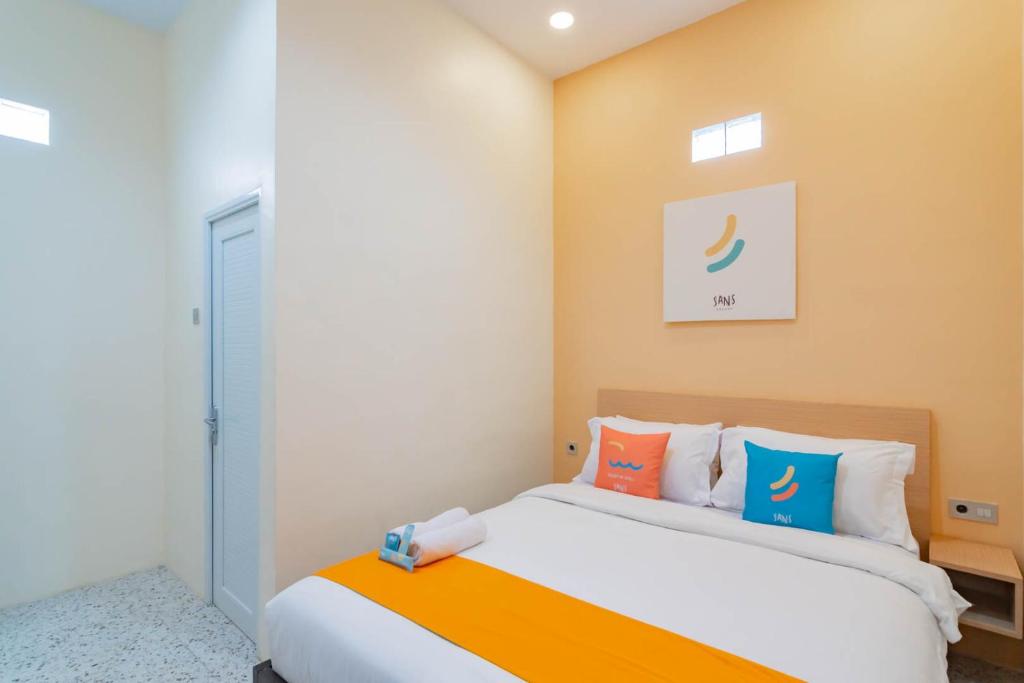 Postel nebo postele na pokoji v ubytování Sans Resort Parung Bogor