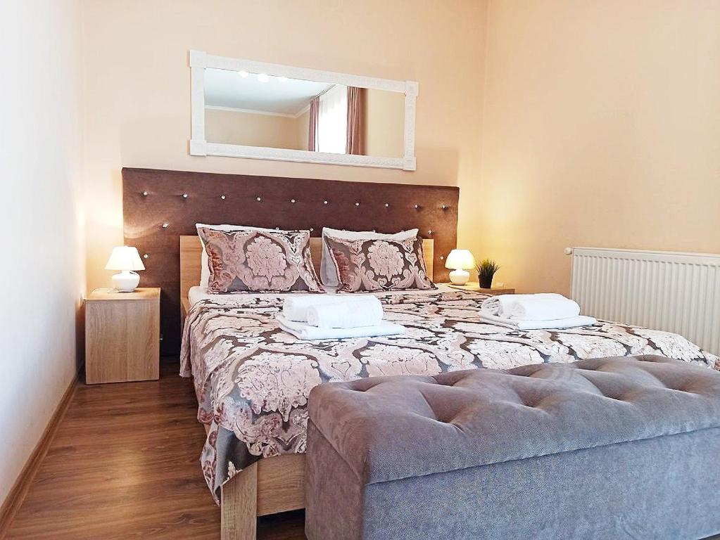 sypialnia z dużym łóżkiem i lustrem w obiekcie Beautiful Mountain View Apartment w mieście Mukaczewo