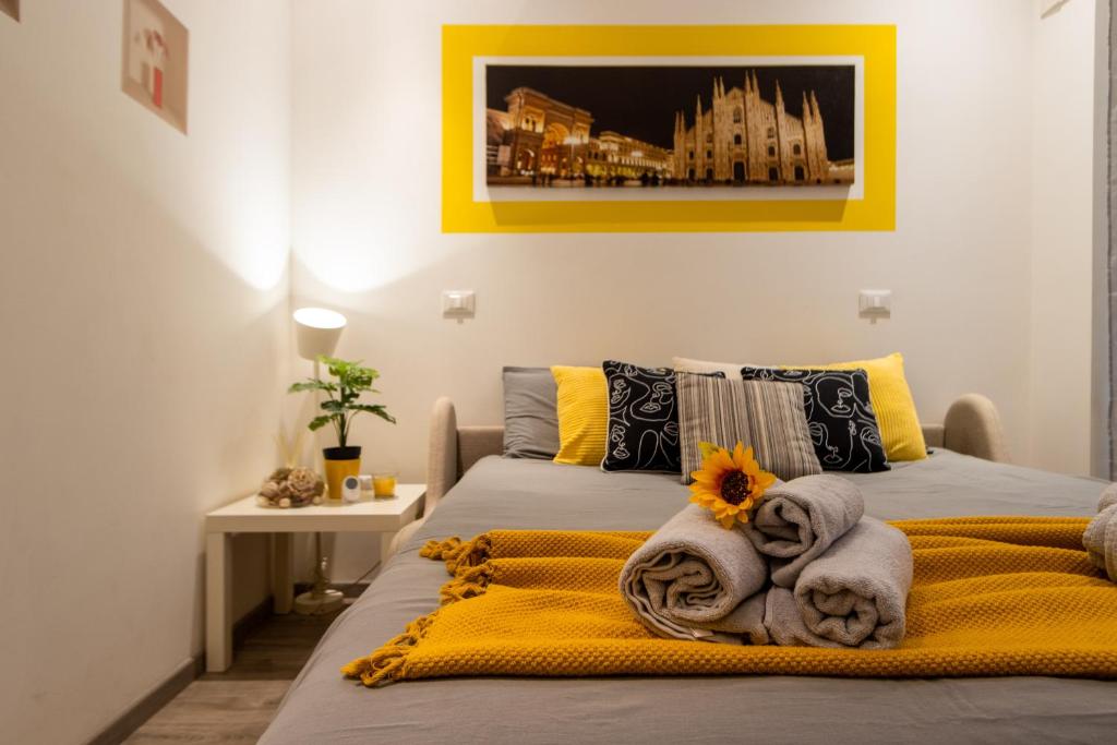 1 dormitorio con 2 camas y toallas. en Lemon Suite - Fiera Milano - City Life, en Milán