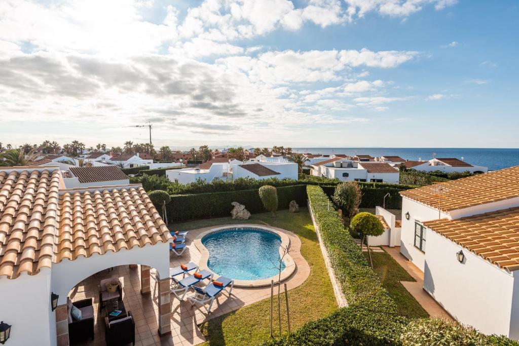 una vista aérea de una casa con piscina en Villa Menorca Fucsia by Mauter Villas, en Cala'n Bosch