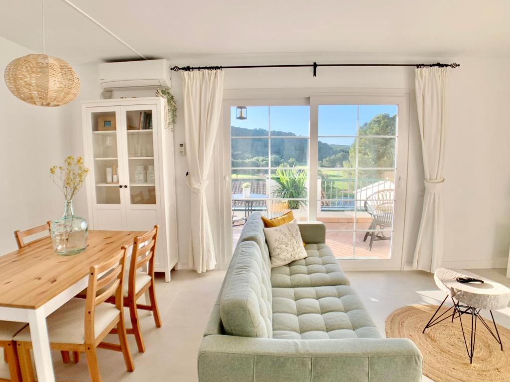 頌帕爾克的住宿－StayMenorca Escapa a la naturaleza，带沙发和木桌的客厅