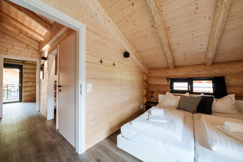 Postel nebo postele na pokoji v ubytování Clofers Leisure Lodges Jenig