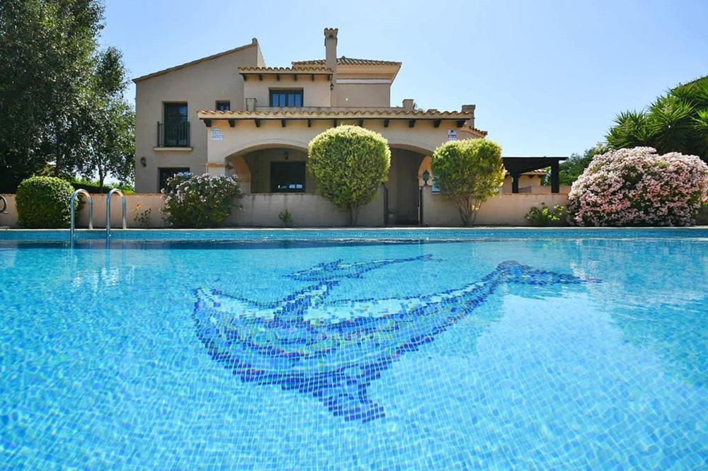 een groot zwembad voor een huis bij HL 007 Holiday rentals 4 Bedrooms 4 Bathroom villa with private pool in Fuente Alamo