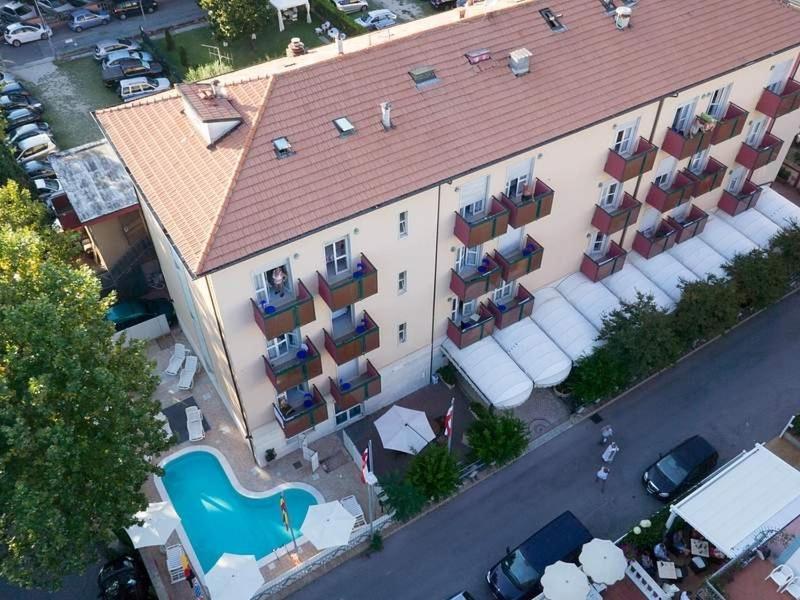 widok na budynek z basenem w obiekcie Hotel Aron w Rimini